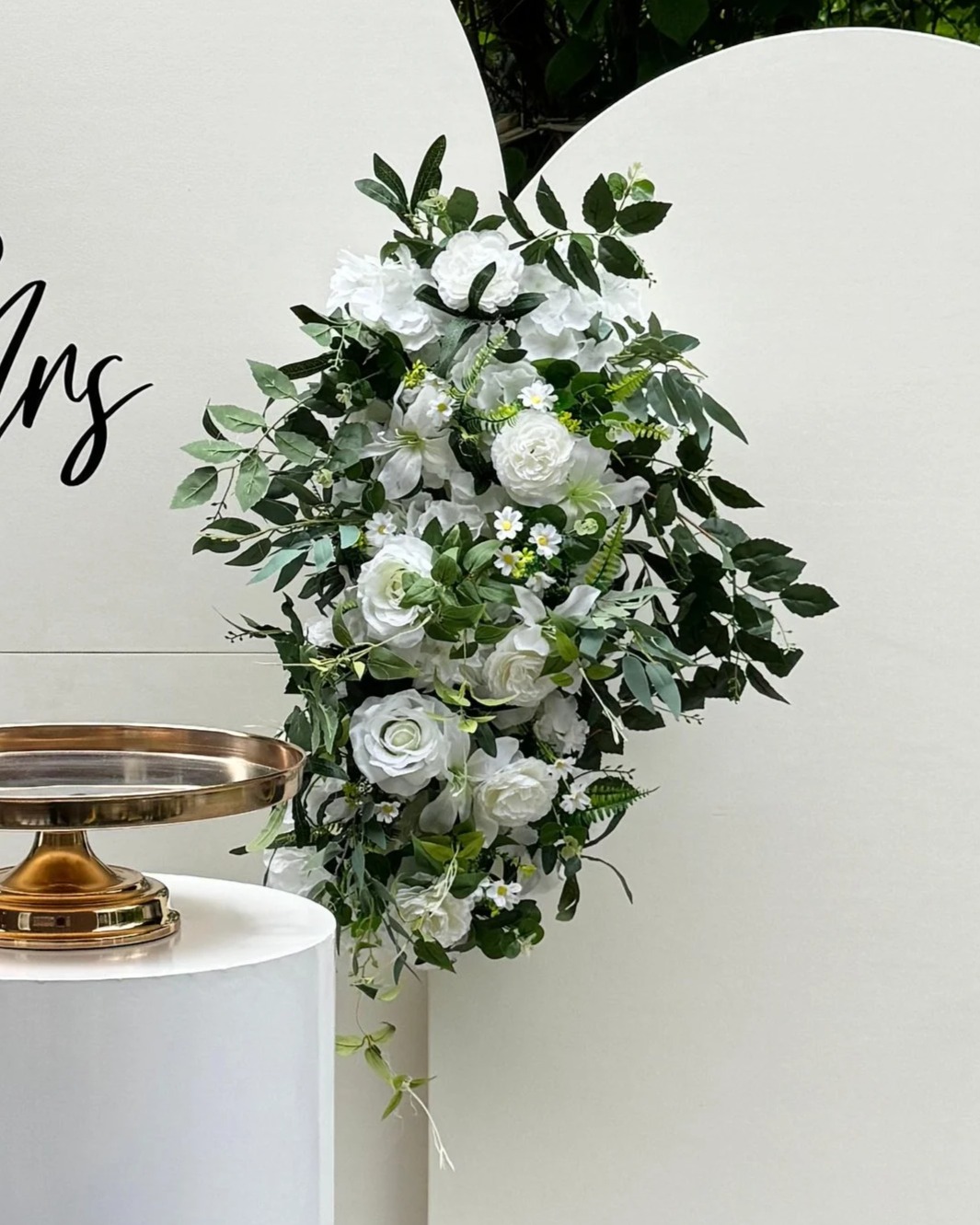 Floral Arrangement – White Garden Floral Arrangement – White Garden
